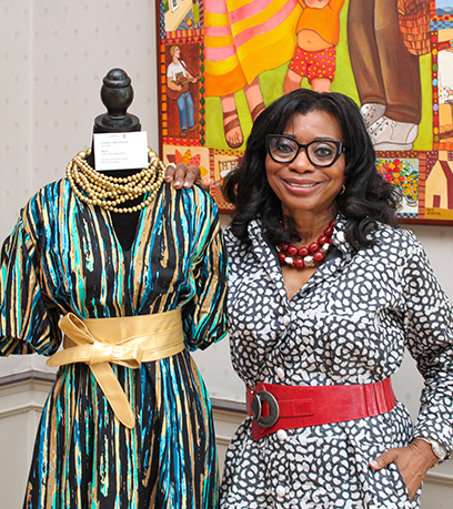 أوكاي تقف بجانب فستانها.